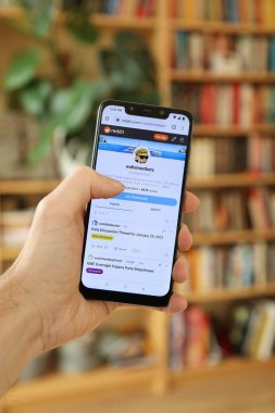 WARsaw, POLAND - 29 Ocak 2021: Reddit sosyal paylaşım sitesi WallStreetBets 'in Android OS, Xiaomi markalı akıllı telefondaki kullanıcı taraması.