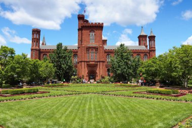 WASHINGTON, ABD - 14 Haziran 2013: İnsanlar Washington DC 'deki Smithsonian Enstitüsü şatosunu ziyaret ediyor. 2012 yılında ABD başkentini 18,9 milyon turist ziyaret etti..