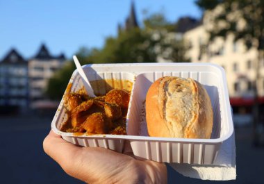 Alman mutfağı - Köln, Almanya 'da körili sosis. Körili sosis ve körili sosis, genellikle çörekle yenir..