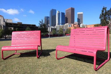 Grand Park, Los Angeles şehri. Park banklarıyla Los Angeles 'ın ufuk çizgisi.