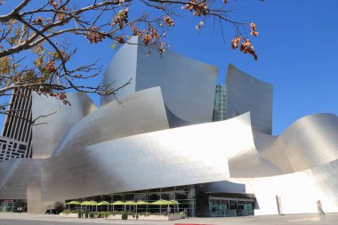 LOS ANGELES, ABD - 5 Nisan 2014: Walt Disney Concert Hall, Los Angeles. Ünlü simge Frank Gehry tarafından tasarlandı..