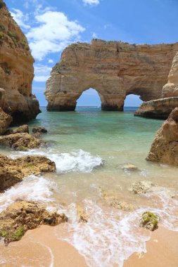 Portekiz manzarası. Algarve bölgesindeki Marinha Sahili kayalıklarının güzel sahili (Praia Marinha).