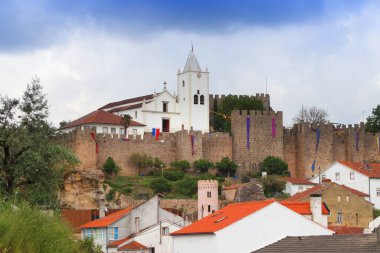 Penela, Portekiz - tepenin üzerinde ortaçağ şatosu olan bir kasaba.