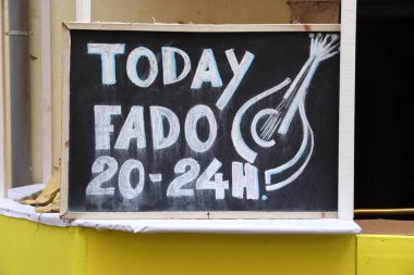 LISBON, PORTUGAL - 6 Haziran 2018: Lizbon restoranında Fado geleneksel müzik konseri davetiyesi. Lizbon, AB 'nin en kalabalık 11. kentsel alanıdır (2,8 milyon kişi).).