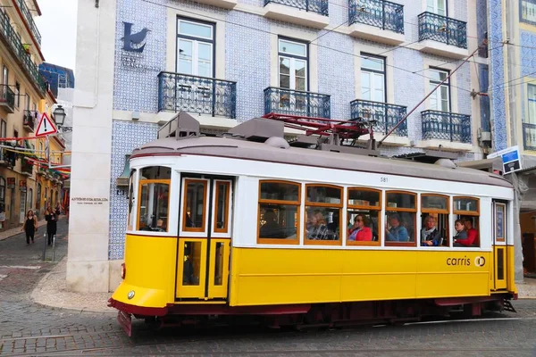 Lisbon Portugalia Czerwca 2018 Ludzie Jeżdżą Żółtym Tramwajem Dzielnicy Chiado — Zdjęcie stockowe