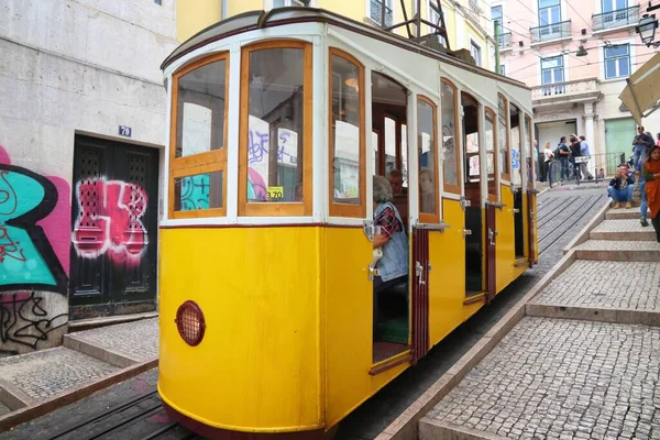Lisbon Portugalsko Června 2018 Lidé Jezdí Trati Bica Funicular Ascensor — Stock fotografie