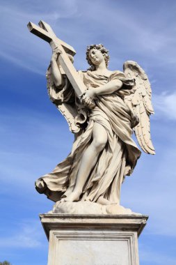 Roma simgeleri. Saint Angel Köprüsü 'nde melek heykeli (Ponte Sant' Angelo). Roma şehri, İtalya.