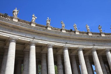 Vatikan 'ın simgesi. Vatikan 'ın Aziz Peter Meydanı' ndaki (Piazza San Pietro) Aziz heykelleri.