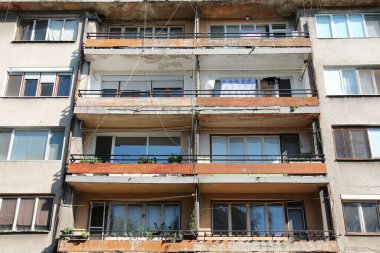 Vidin Şehri, Bulgaristan. Eski beton apartman. Harap olmuş konut mimarisi.