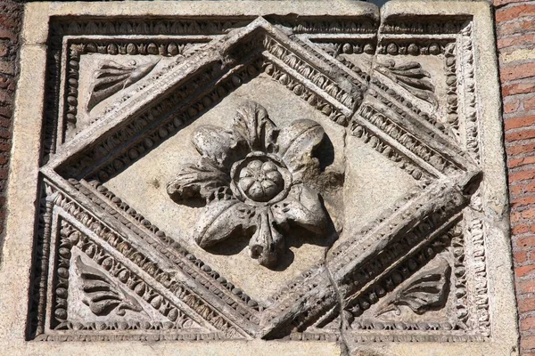イタリアのローマ市 カーサ クレセンツィフォーラム ボアリウムの中世のランドマーク ローマのランドマーク建築の詳細 花の装飾 — ストック写真