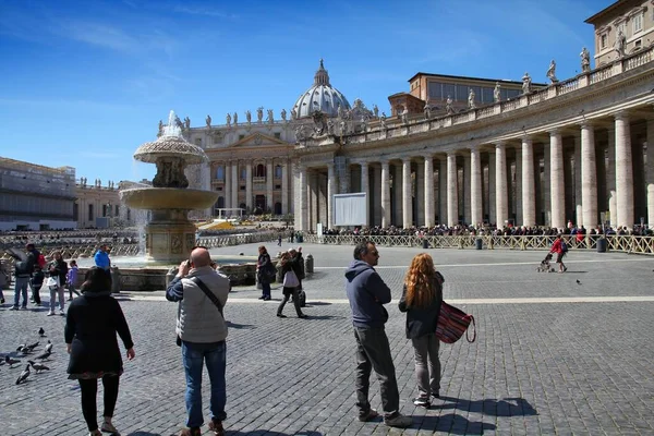 Vatican City Vatican Апреля 2012 Люди Посещают Площадь Святого Петра — стоковое фото