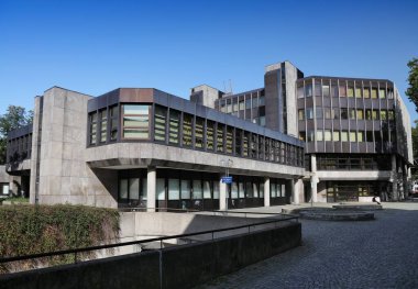 BOCHUM, GERMANY - 17 SEPTEMBER 2020: Bochum 'daki halk lisesi (Volkshochschule) ve belediye kütüphanesi (Stadtbucherei). Almanya için tipik bir Yetişkin Eğitim Merkezi.