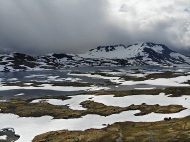 Norveç doğası - Jotunheimen dağları yaz manzarası. Norveç 'in insansız hava görüntüsü.