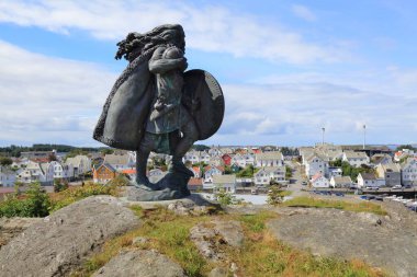 HAUGESUND, NORway - 22 Temmuz 2020: Norveç 'in Haugesund kentindeki Kral I. Harald Fairhair Anıtı. Haugesund, 1855 yılında Rogaland bölgesinde kurulmuş bir şehirdir..