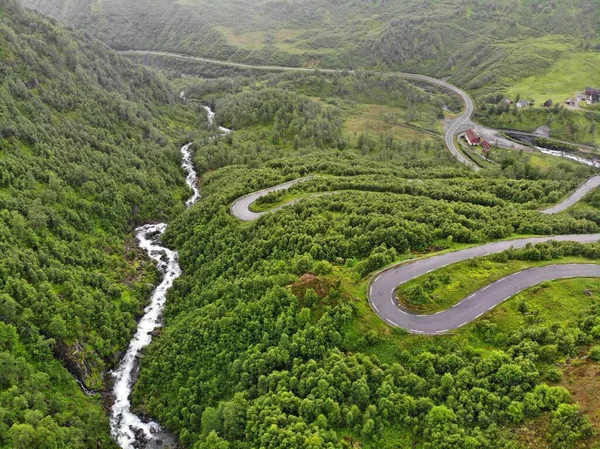 挪威公路无人驾驶飞机视图 Haukeli山区古老的Austmannalia扭曲山路 — 图库照片