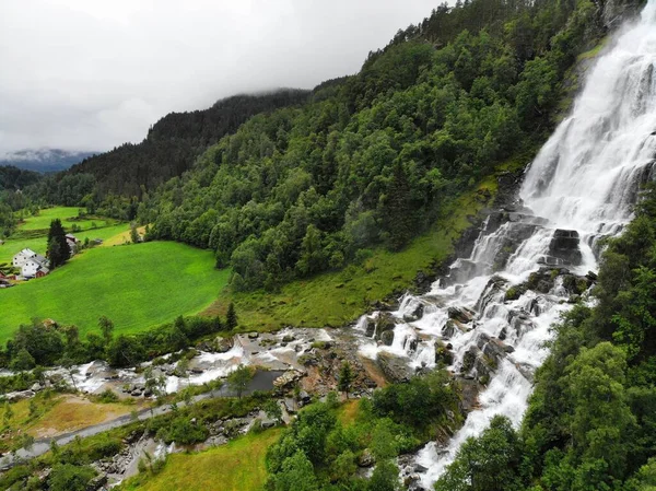Nádherný Vodopád Norsku Vodopád Tvindefossen Skulestadmu Norsku Letecký Pohled Drone — Stock fotografie