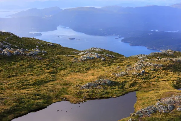 Het Eilandlandschap Van Stord Noorwegen Bergzicht Kattnakken Tysnesoy Eiland Achtergrond — Stockfoto