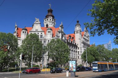 LEIPZIG, ALMANY - 9 Mayıs 2018: Leipzig, Almanya 'da insanlar elektrikli tramvaya biniyor. Leipzig 582.277 nüfusuyla Almanya 'nın en büyük 10. şehridir..