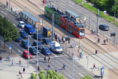 LEIPZIG, ALMANY - 9 Mayıs 2018: Leipzig City, Almanya sokak trafiği. Leipzig 582.277 nüfusuyla Almanya 'nın en büyük 10. şehridir..