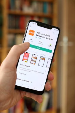 WARsaw, POLAND - 29 Ocak 2021: Android OS, Xiaomi markalı akıllı telefona Piki yemek dağıtım uygulaması yükleyen kullanıcı. Piki Tanzanya 'da popülerdir..