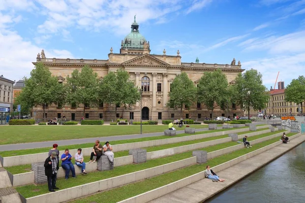 Leipzig Duitsland Mei 2018 Mensen Zitten Stadspark Bij Het Bundesverwaltungsgericht — Stockfoto