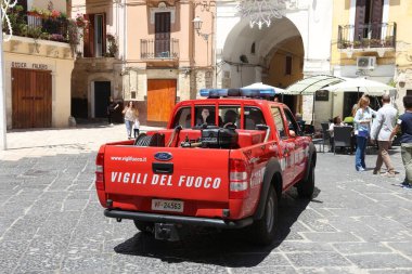 BARI, İtalya - 28 Mayıs 2017: itfaiye Bari, İtalya 'da çalışır. İtalyan Vigili Del Fuoco 'da yaklaşık 30,000 itfaiyeci var..