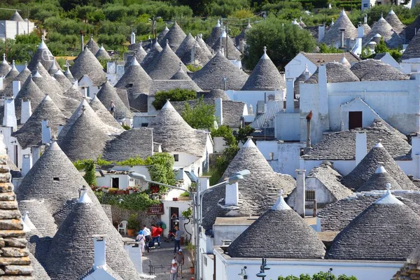 Alberobello Włochy Maj 2017 Ludzie Odwiedzają Alberobello Włochy Alberobello Jego — Zdjęcie stockowe