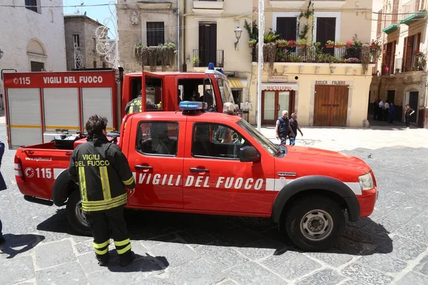 BARI, İtalya - 28 Mayıs 2017: itfaiye Bari, İtalya 'da çalışır. İtalyan Vigili Del Fuoco 'da yaklaşık 30,000 itfaiyeci var..