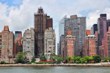 New York 'un doğu bölgesi. East River ile Manhattan silueti.