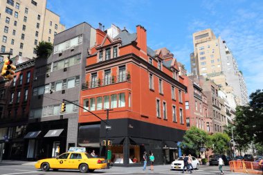 NEW YORK, ABD - 2 Temmuz 2013: Madison Avenue, New York 'un mimarisi. Madison Bulvarı orijinal New York sokak şebekesi planının bir parçası değildi ama 1836 'da kuruldu..
