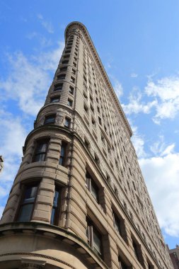 NEW YORK, ABD - 3 Temmuz 2013: Flatiron Binası, New York. Flatiron, New York 'un en tanınmış binalarından biridir ve Ulusal Tarihi eser olarak kabul edilir..