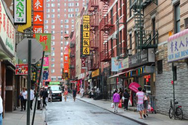 NEW YORK, ABD - 1 Temmuz 2013: İnsanlar New York 'taki Çin Mahallesi' ni ziyaret ediyor. NYC Çin Mahallesi 100.000 kişilik bir nüfusa sahiptir ve Asya 'nın dışındaki en eski Çin Mahallesi' nden biridir..