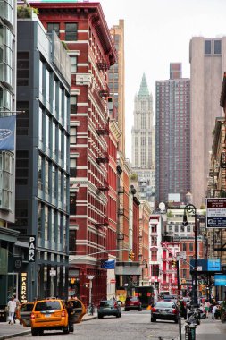 NEW YORK, ABD - 1 Temmuz 2013: SoHo 'daki Greene Street' i ziyaret eden insanlar. New York Şehri 56 milyon yıllık ziyaretçi tarafından ziyaret edilmektedir (2014). New York metropolitan bölgesinde 20 milyon insan yaşıyor..