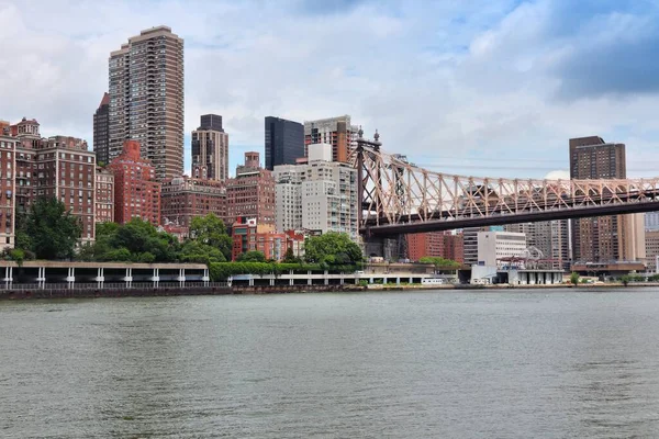 ニューヨーク市のミッドタウン イースト地域 イースト川とクイーンズボロ橋とマンハッタンのスカイライン — ストック写真