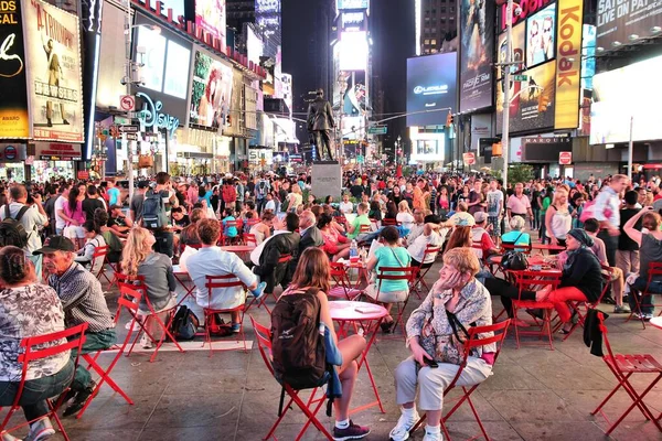 2013年7月1日 ニューヨークのタイムズ スクエアに人々が訪れます ブロードウェイと7番街の交差点の広場には年間約3900万人の観光客がいる — ストック写真