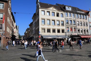 DÜZSELDORF, GERMANY - 19 Eylül 2020: Düsseldorf, Almanya 'daki Markt Meydanı' nı (Marktplatz) insanlar ziyaret ediyor. Düsseldorf, Almanya 'nın en büyük 7. şehridir..