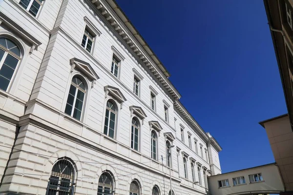 Almanya 'nın Wuppertal şehri. Eski demiryolu karargahının klasik mimarisi.