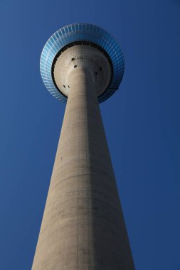 DÜZSELDORF, Almanya - 19 Eylül 2020: Düsseldorf, Almanya 'daki Rheinturm TV kulesi. Düsseldorf, Almanya 'nın en büyük 7. şehridir..