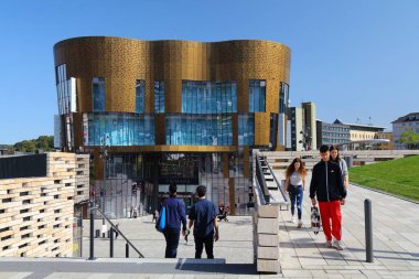 WUPPERTAL, Almanya - 19 Eylül 2020: Wuppertal, Almanya 'da Elberfeld şehir merkezinde insanlar alışveriş. Wuppertal, Bergisches topraklarındaki en büyük şehirdir..