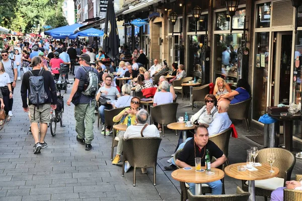 Dusseldorf Tyskland September 2020 Människor Besöker Ett Trottoarkafé Centrala Düsseldorf — Stockfoto