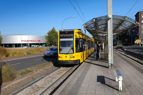 Essen Germany 2020年9月20日 ドイツのエッセンにあるU Bahnの黄色のトラム ライトレール公共交通の地域システムであるライン ルール シュタットバーンの一部である — ストック写真