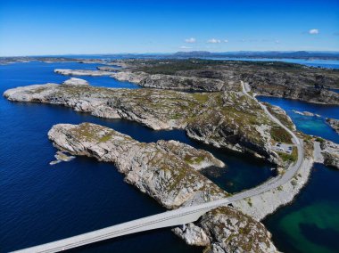 Norveç adaları insansız hava aracı görüntüsü. Oygarden belediyesinde Tofoyuncak adası (Toftoyna olarak da bilinir) olan Vestland County Adası manzarası.