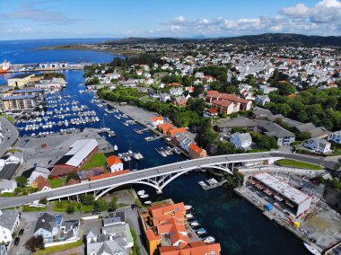 Haugesund şehri insansız hava aracı görüntüsü, Norveç. Norveç 'in Haugaland bölgesinde yaz manzarası.