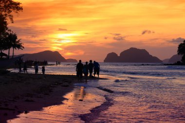 Filipinler 'de gün batımı - El Nido, Palawan adasında manzara.