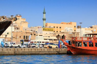DUBAI, BAE - 9 Aralık 2017 Deira bölgesindeki Dubai Creek limanına demirlemiş ahşap gemi. Dubai, BAE 'nin en kalabalık şehri ve büyük bir küresel şehirdir..