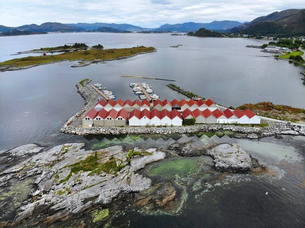 挪威群岛无人驾驶飞机视图 More Romsdal地区Molustranda的Gurskoy岛船坞和码头 — 图库照片