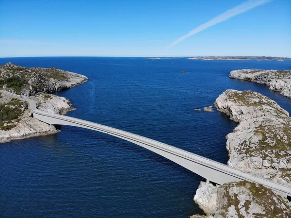 挪威群岛无人驾驶飞机视图 Oygarden市Vestland县的岛屿景观与Turoy岛大桥 也称为Turoyna — 图库照片