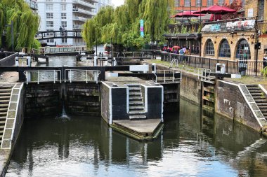 LONDON, İngiltere - 15 Mayıs 2012: İnsanlar Londra 'nın Camden Lock Camden Town semtini ziyaret ediyor.