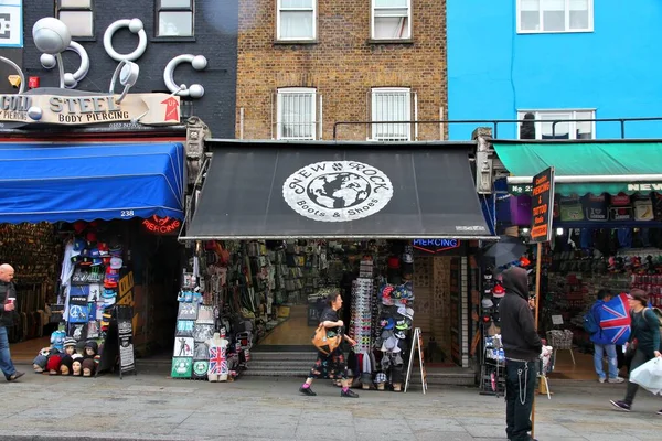 2012年5月15日 购物者参观伦敦卡姆登镇 据Tripadvisor称 卡姆登镇目前是伦敦十大购物目的地之一 — 图库照片