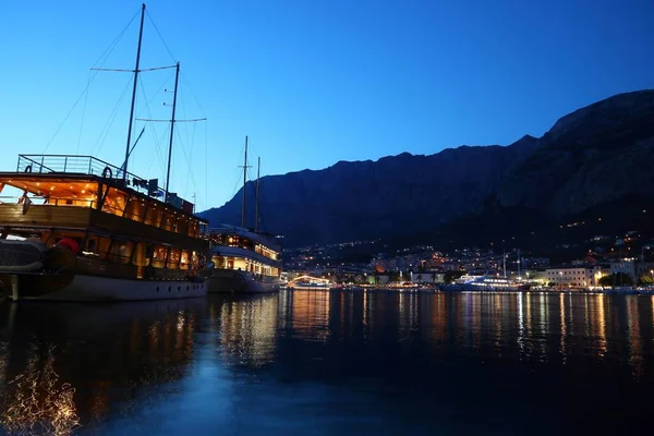 Makarska, Hırvatistan. Dalmaçya 'daki tatil köyünün akşam manzarası. Makarska Riviera.